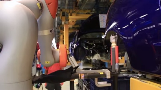 auto robot v továrně Ford auto v Německo Kolín nad Rýnem pracuje s dělníky