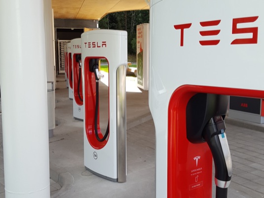 auto nabíjecí stanice Tesla Supercharger Humpolec Vystrov