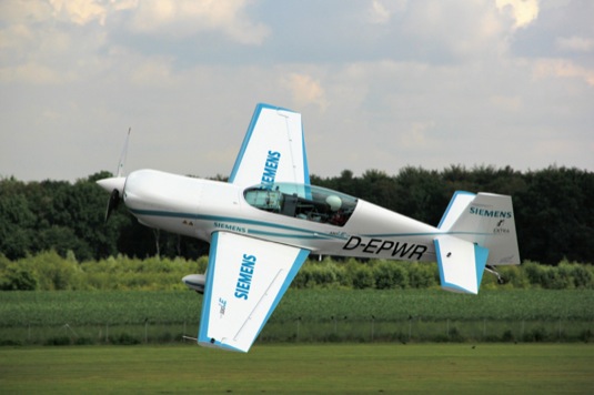 Letadlo EXTRA 330 LE s elektropohonem Siemens je prvním elektrickým letadlem na světě v kategorii CS-23 (letouny kategorie normální, cvičná, akrobatická a  pro sběrnou dopravu)