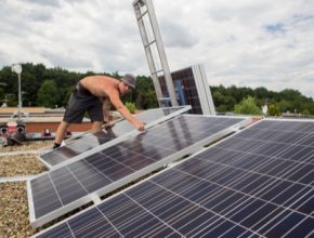 auto Proud už vyrábí 50 střešních fotovoltaických elektráren od ČEZ. Další stovka bude instalována do konce roku.