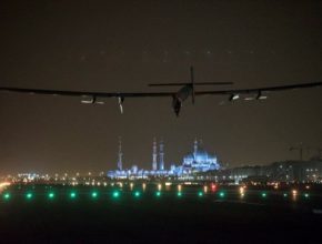 auto solární letadlo Solar Impulse II přistává v Abú Dhabí