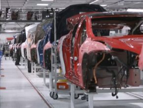 auto továrna Tesla Motors ve Fremontu výroba elektromobilů Tesla Model S