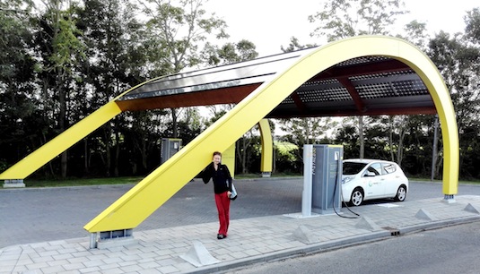 auto nabíjení elektromobilu Nissan Leaf v solární nabíjecí stanici