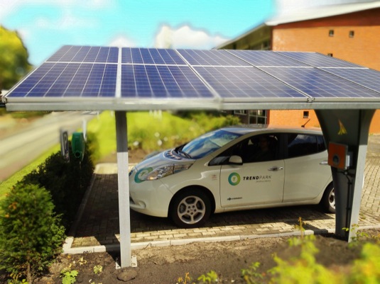 auto nabíjení elektromobilu Nissan Leaf v solární nabíjecí stanici