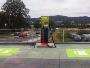 auto rychlodobíjecí stanice ČEZ Elektromobilita Karlovy Vary