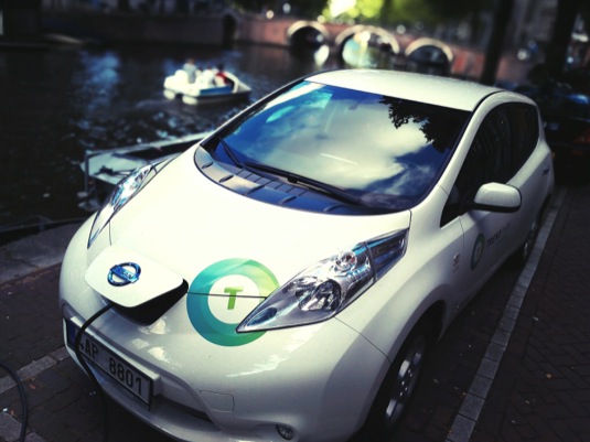 auto elektromobil Nissan Leaf a Amsterdamské kanály