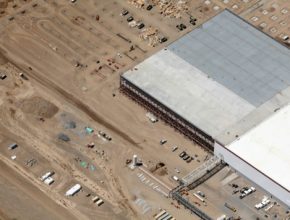 auto Tesla gigafactory giga-továrna stavba
