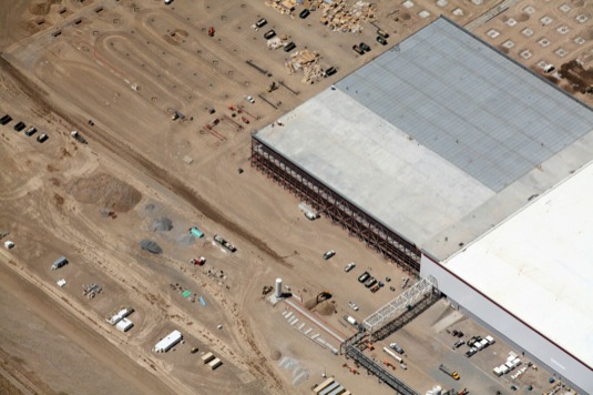 auto Tesla gigafactory giga-továrna stavba