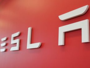 auto Tesla logo firma finanční výsledky