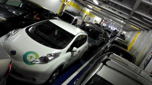 auto elektromobil Nissan Leaf na trajektu do Británie Doveru