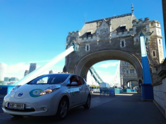 auto elektromobil Nissan Leaf Británie Londýn Tower Bridge