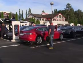 auto Tesla Supercharger Norsko Nebbenes nabíjecí stanice