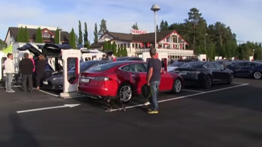 auto Tesla Supercharger Norsko Nebbenes nabíjecí stanice