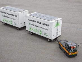 Elektrický tahač v závodě Škoda: Solární moduly nabíjejí baterie během jízdy Elektrický tahač se dvěma přívěsy byl vybaven solárními panely.