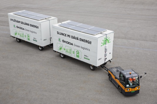 Elektrický tahač v závodě Škoda: Solární moduly nabíjejí baterie během jízdy Elektrický tahač se dvěma přívěsy byl vybaven solárními panely.