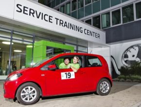 Manželé Věra a Jan Horníčkovi a jejich vítězný vůz Škoda Citigo