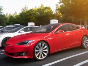 auto nabíjení elektromobilů Tesla Model S u nabíjecí stanice Supercharger