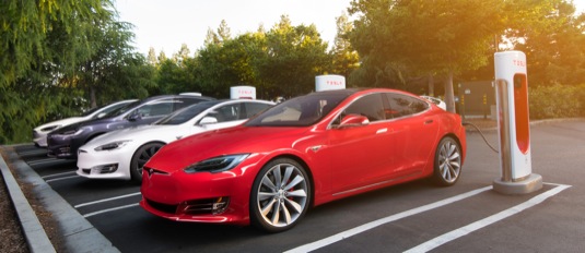 auto nabíjení elektromobilů Tesla Model S u nabíjecí stanice Supercharger