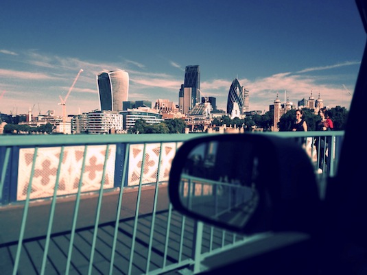 auto elektromobil Nissan Leaf Británie Londýn Tower Bridge