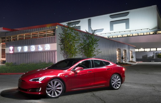 auto továrna Tesla Motors Fremont Kalifornie elektromobil Tesla Model S
