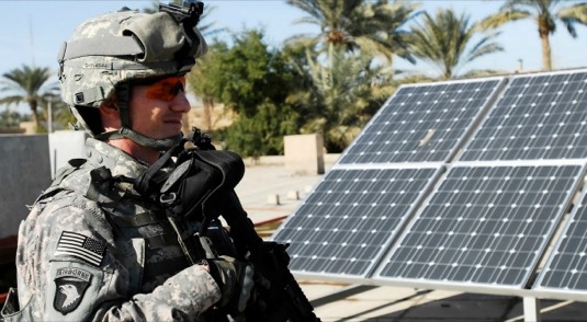 Voják americké armády u solární elektrárny, které využívá čím dál tím více amerických vojenských základen