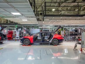 auto výroba elektromobilu Tesla Model S v továrně ve Fremontu v Kalifornii