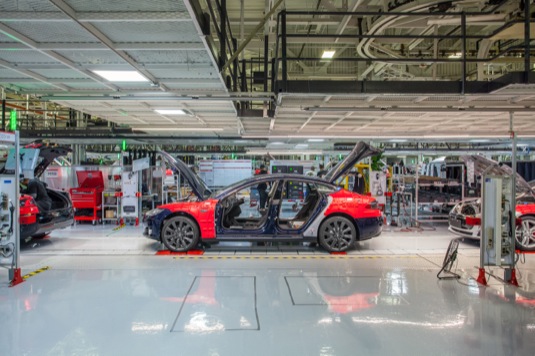 auto výroba elektromobilu Tesla Model S v továrně ve Fremontu v Kalifornii