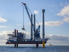 Největší pobřežní větrná elektrárna stojí nedaleko Liverpoolu