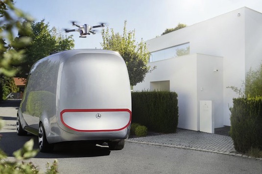 auto Mercedes ukázal robotickou elektrickou dodávku vybavenou drony