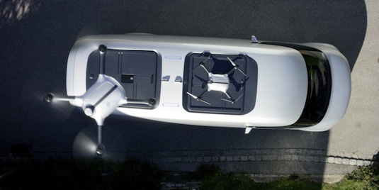 auto Mercedes ukázal robotickou elektrickou dodávku vybavenou drony