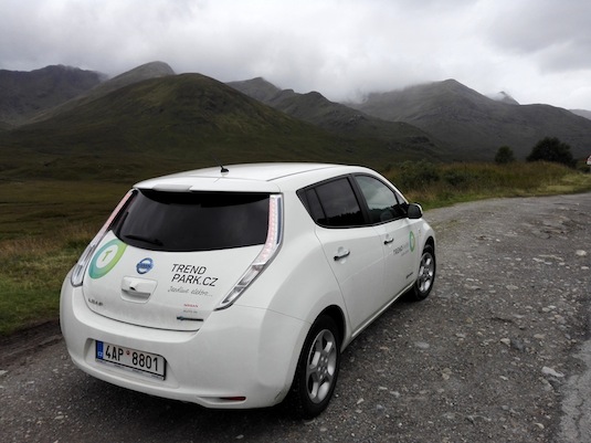auto elektromobil-nissan-leaf-cesta-po-evrope-cestovani- severozapadni-Skotsko