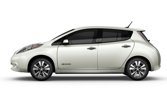 auto elektromobil Nissan Leaf barva bílá