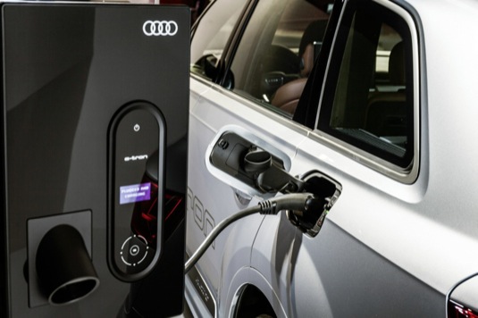 Plug-in hybrid Audi Q7 e-tron quattro nabíjení nabíjecí stanice sloupek kabel