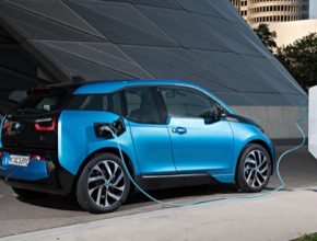auto elektromobil BMW i3 se nabíjí u pouliční lampy