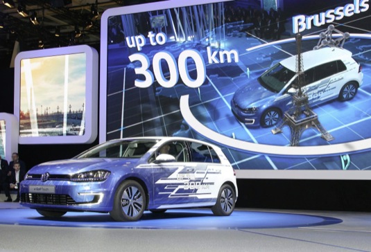auto autosalon Paříž 2016 elektromobil Volkswagen e-Golf Touch 300 km dojezd