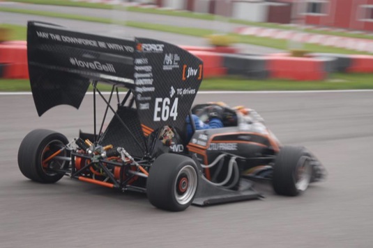 auto elektrická formule elektroformule ČVUT eForce FEE Prague