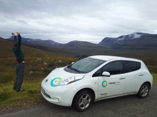 auto elektromobil-nissan-leaf-cesta-po-evrope-cestovani-01_Glen-Shieldaig- severozapadni-Skotsko