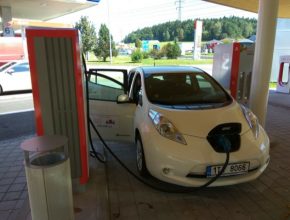auto elektromobil Nissan Leaf nabíjení