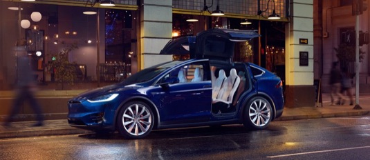 auto elektromobil Tesla Model X falconwing dveře