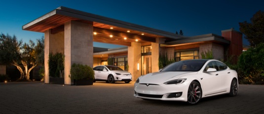auto luxusni-premiovy-sedan-tesla-model-s-v-popredi-a-suv-elektromobil-tesla-model-x-v-pozadi-2016