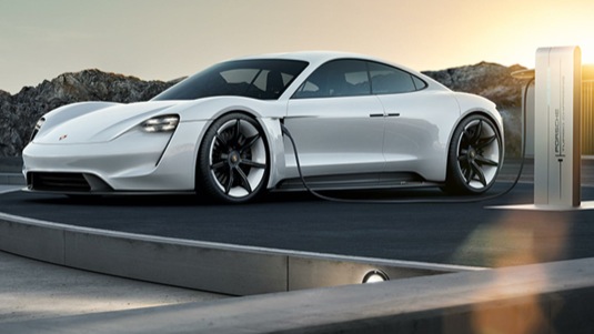 auto elektromobil Porsche Mission E nabíjení u rychlonabíjecí stanice