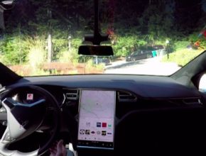 auto elektromobil Tesla Model X robotické řízení