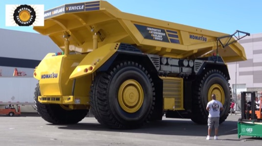 auto nákladní důlní vozidlo dampr dumper Komatsu