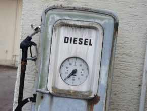 auto stará bezinová stanice čerpací pumpa diesel nafta