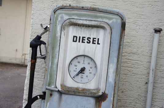 auto stará bezinová stanice čerpací pumpa diesel nafta