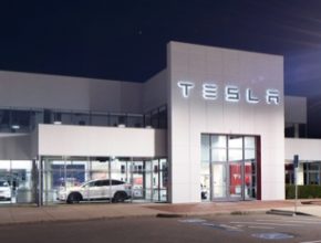 auto Tesla servisní středisko v Dublinu