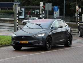 auto elektromobil Tesla Model X Nizozemsko král konvoj