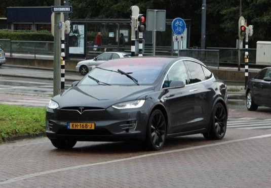 auto elektromobil Tesla Model X Nizozemsko král konvoj