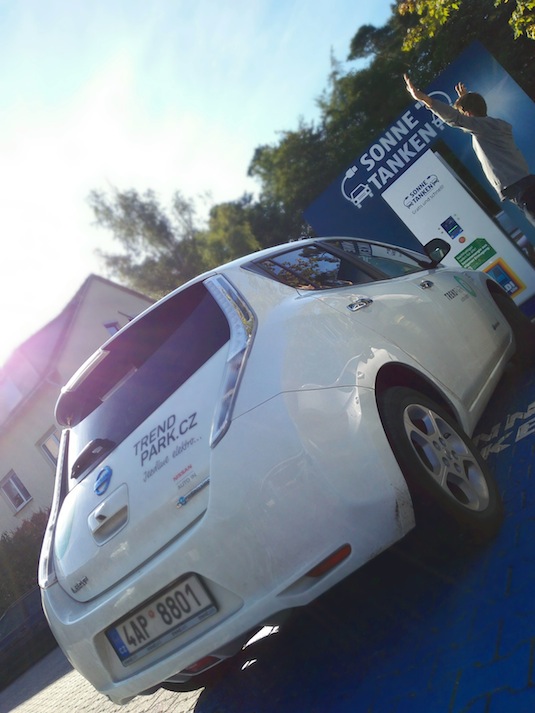 auto elektromobil Nissan Leaf nabíjecí stanice