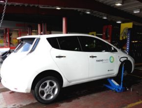 auto elektromobil Nissan Leaf pneuservis